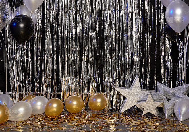 银色的节日背景，气球、星星和五彩纸屑被彩...