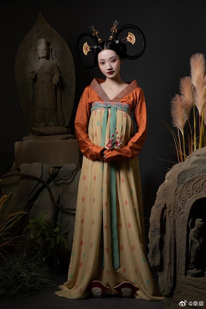 #桑缬#【南朝襦裙】杏红色暗花绮联珠纹襦裙忆梅下西洲，折梅寄江北。单衫杏子红，双鬓鸦雏色。妆发研究:@朝代妆束梳妆：@晓琳-装束复原