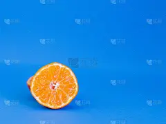 蓝色背景上的半橙色