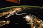 朝鲜半岛，以及中国东北的夜景，1月30日拍摄于空间站。。城市之光可以反映一个国家的人口分布，约有2560万人生活在韩国首尔首都圈，超过韩国人口的一半以上。相对于中国东北和韩国，朝鲜几乎全境黑暗。
