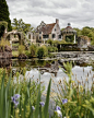 英国肯特郡的斯科特尼城堡（Scotney Castle）始建于中世纪。古堡位于湖上的一座小岛上，玫瑰和杜鹃花在湖边悄然绽放，藤蔓环绕，如童话一般。 ​​​