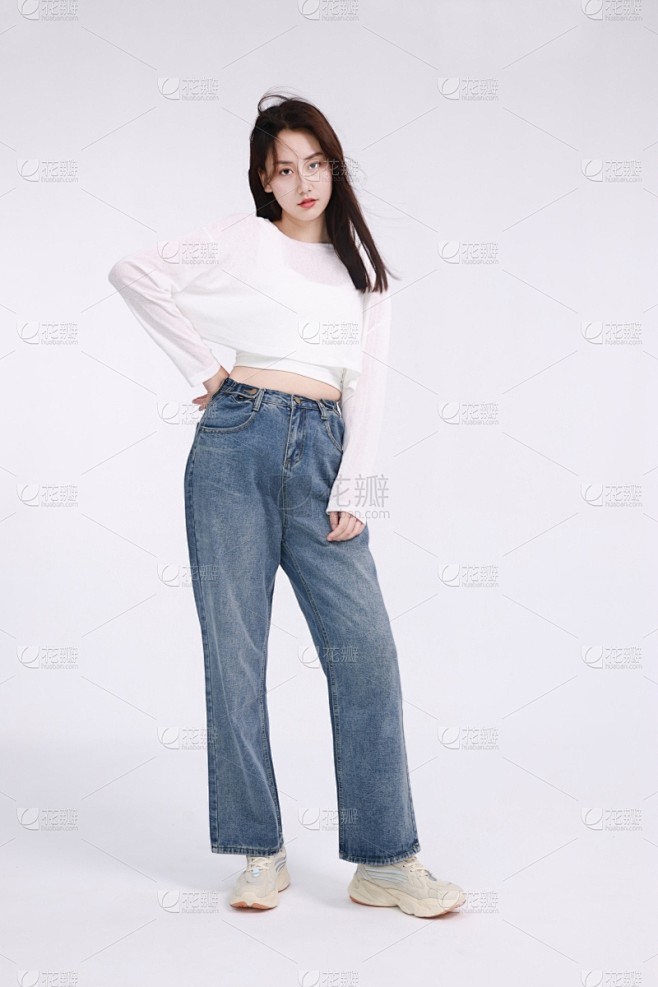 人物系列写实模特穿着白色上衣和牛仔裤的全...