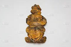 摘要背景，主题是家庭爱好和针线活。木雕