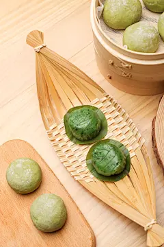 豆沙馅艾叶粑粑糍粑清明节美食摄影图