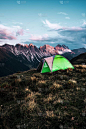 山顶上的一座远足帐篷与美丽风景的垂直映衬