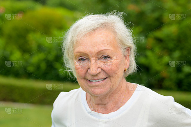 一位面带微笑的迷人的80多岁老妇人的肖像