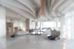 模糊的酒店或办公楼大堂，模糊的背景室内视野朝向接待大厅，现代豪华的白色房间空间，模糊的走廊和建筑玻璃