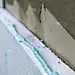 在房屋外立面上安装保热泡沫保温板。
