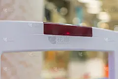 购物中心防盗门的特写