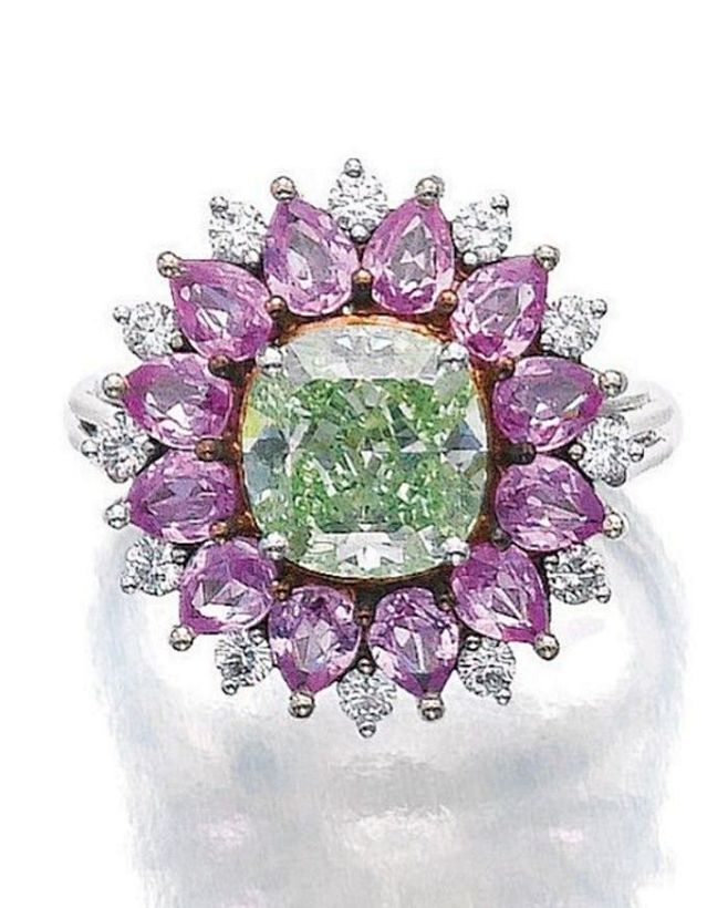 淡黄绿色钻石，粉红色的蓝宝石和钻石戒指