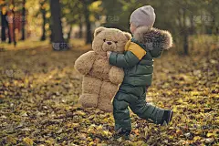 可爱的小男孩在户外玩耍。快乐的孩子在秋天的公园里散步。蹒跚学步的小男孩穿着时髦的夹克。秋天的时尚。时