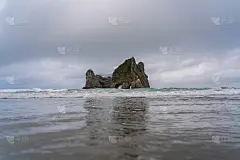 新西兰北岛纳尔逊，瓦拉里基海滩的波纹沙和岩层，拱门群岛，自然壁纸背景，风景摄影，惊人的石头形成