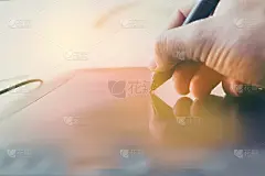 现代平板电脑上的数字签名概念。