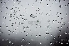 玻璃上冻结的雨滴