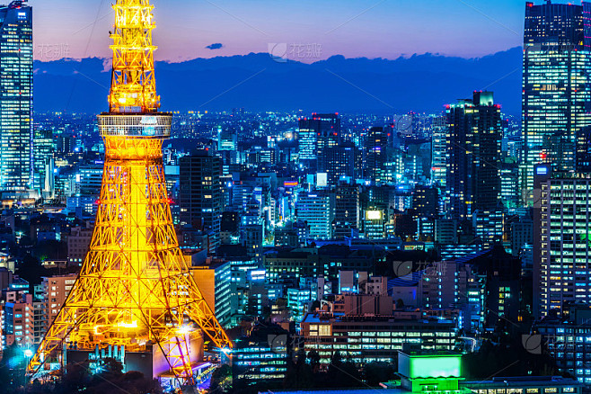 在黄昏的天空和霓虹灯的夜晚，日本东京滨松町的东京塔全景城市天际线鸟瞰图