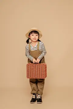 手提箱小女孩出行旅游秋季儿童人物摄影图