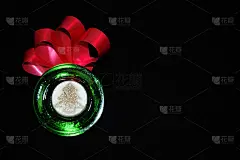 装饰玻璃烛台与蜡烛。