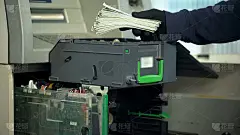 银行员工为ATM机充值美元，授权使用