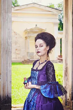 穿着中世纪服装，带着香水瓶的漂亮女人_5123967407