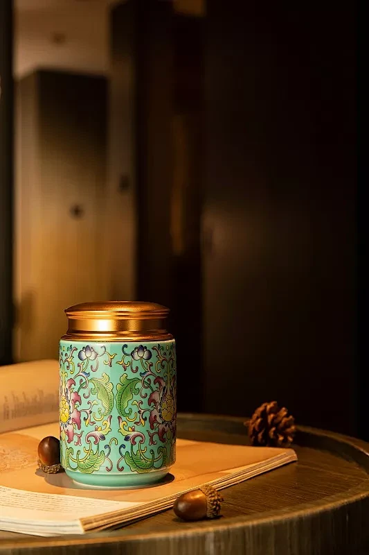 放在书上的茶叶桶图片素材