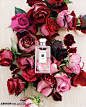 JO MALON—Red Roses，玫瑰香水的代表之一，号称使用了七种玫瑰。的确是比较纯粹的玫瑰味道，略带一点紫罗兰的丝绸式光滑。
年轻时憧憬浪漫的女生会更喜欢Jo Malone的红玫瑰。
