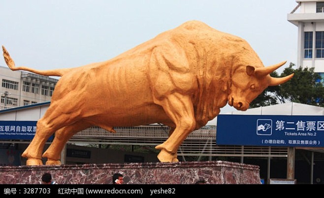 昆明站广场的铜牛雕塑图片