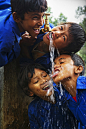 《喝水的快乐》 作者：周建生 拍摄地：尼泊尔。此图拍摄于尼泊尔的某个山区小村庄，几个小孩正争先恐后地抢水喝，也许自来水并不卫生，但是他们的童年是快乐的。