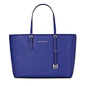 MICHAEL Michael Kors 15 英寸摩纳哥皮质 Jet Set 旅行手提袋 : Michael Kors Jet Set 旅行手提袋将时尚与功能完美融合，为你提供携带 Mac 的时尚方式。这款手提袋采用摩洛哥皮质材料手工制作而成，内侧单独的口袋可容纳 MacBook，还为 iPad 和 iPhone 分别提供了单独的口袋。