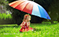 草地上打伞的小孩