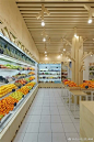 Fresh＆Go是一个新鲜的果汁吧和一个新鲜的水果蔬菜商店。其副标题Green ideas代表了空间是友好的，开放的，情绪化的，并且与健康和精力有关。【想不想自己也开这样的一家？】@室内设计师之路 ​​​​