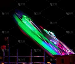 一个快乐木马的彩灯在夜间转动