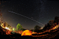 鹿豹座流星與國際太空站  這幅攝於美國．艾利湖 (Lake Erie)北岸營地的組合星空影像，在5月24日清晨記錄了三道短短的明亮流星跡。 它們是謎樣的鹿豹座流星 (Camelopardalids)，因其流星跡回指位在北極星附近、大而昏暗的鹿豹座內之輻射點。 鹿豹座因之而得名的動物，現在的名稱則是長頸鹿。隨著地球穿過預言的209P/LINEAR彗星塵尾碎片，真的有數顆流星應約而來，但其數量可稱不上是活躍。影像中長而明亮的流跡則是和預測完美呼應，它是5月24日飛掠過北天的國際太空站。 