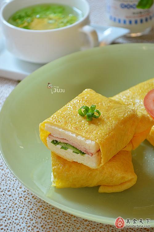 蛋皮土司

主料：三明治面包 鸡蛋 熟培...