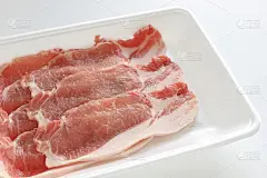 食物托盘上的新鲜猪肉片