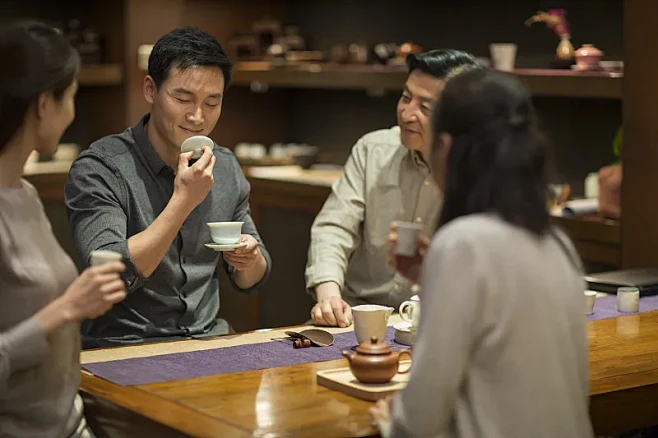 朋友们一起喝茶正版高清图片下载-视觉中国VCG.COM