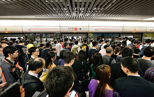 香港乘客在地铁里，运动模糊图片下载 - ...