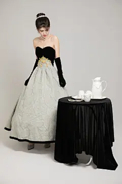 饮茶赫本风礼服名媛女性人物摄影图