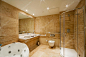 现代浴室内部与大理石瓷砖和镜像
