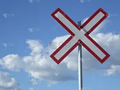 道口标志,天空,水平画幅,交通标志,无人,蓝色,禁止通行,十字形,英文字母x,红色