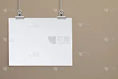米黄色的墙上挂着空白的海报。空间设计
