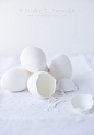 White eggshells by StuderV, via Flickr#化妆品背景#化妆品素材