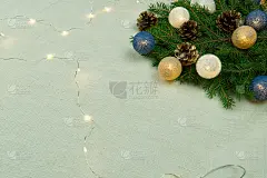 圣诞作文，圣诞装饰陈设在一个天然亚麻床单。生态圣诞一直很流行。可以用作明信片，背景，壁纸，海报…圣诞