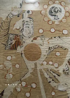 唐 伏羲女娲图 新疆吐鲁番出土 旅顺博物馆藏
The Tang Dyasnty（618-907）/Juan-silk with Fuxi and Nuwa/Unearthed from Tulufan,Xinjiang China/Lushun Museum
绢质 伏羲像余面部 女娲像余上本身 女娲右手持规 面部施淡红色妆 着半袖外衣 伏羲女娲头间绘三足鸟太阳 画面其余部分间绘星辰
