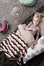 #家居##软装#由 Trine Andersen 於 2006 年創立的丹麥品牌 ferm LIVING 的秋冬系列，當中包含了多款壁紙、紡織品、廚房用品還有小小朋友的相關商品，布满質樸又帶點玩心甜味的創意。