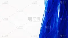 蓝色弹性脂肪织物薄纱网。用来缝制婚礼和化妆舞会的礼服。空间的文本。