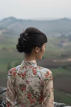 户外郊游青春女孩背影