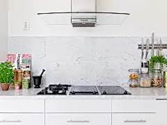 五彩斑斓的景色最撩人，缤纷的家被色彩包围，无论季节如何更替，在白色打底的空间里，用色彩调制出新鲜的模样。如同这个来自瑞典的小屋，清新自然的碎花壁纸，淡雅的墨绿色木床，白色的家具……充满“氧气感”的森系设计，是森女们的心头爱。