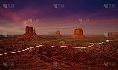 美国纪念碑谷夜晚的车灯闪烁。