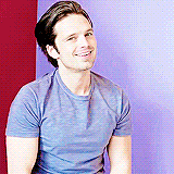 #SebastianStan# 
这个人。
他会认认真真的读完粉丝在网上写的一长段话。然后考虑好以后认认真真写一长段回复。
他会安慰焦虑症的粉丝，教她深呼吸。
他会用粉丝看不懂的句子写一段非常真诚和美的情话。
他会记得一个几年前来见过他的粉丝，问她有没有得到提前提到过的车子。
他会记得好多人的名字。...展开全文c