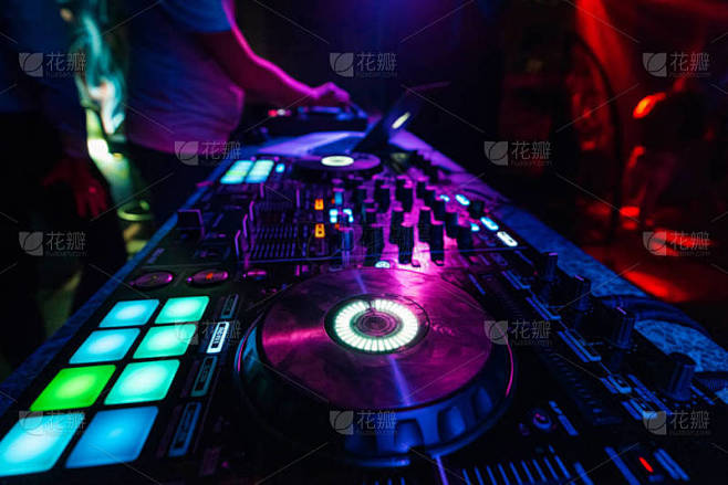 专业的 Dj 控制器混合电子音乐